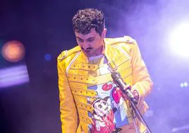 Andrés Lázaro caracterizado como Freddie Mercury