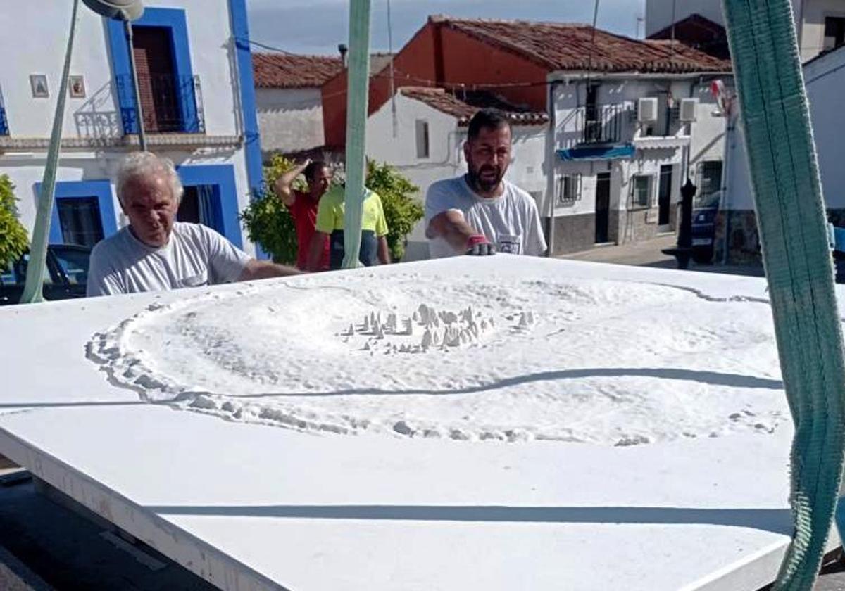 La plaza de El Gordo recrea el dolmen de Guadalperal