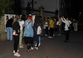 Ambiente en la zona peatonal durante la pegada