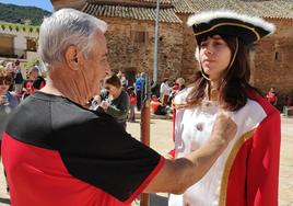 El alcalde impone el pin a Eva, hija de Marcial