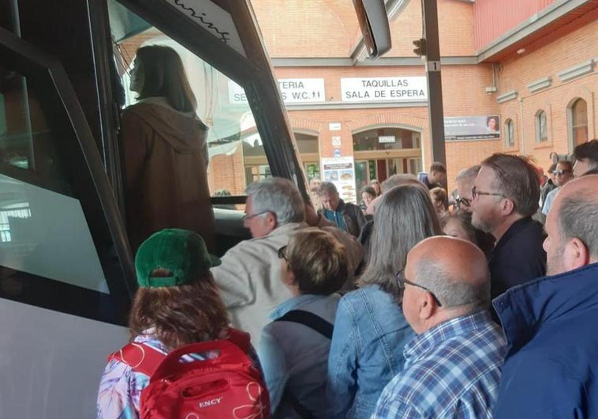 Viajeros del tren subiendo a los autobuses fletados por Renfe