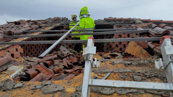 Un rayo destruye parte del tejado de una vivienda en Majadas de Tiétar