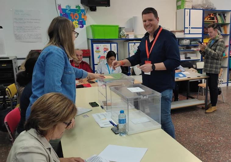 Los candidatos más madrugadores votan poco después de abrirse las urnas