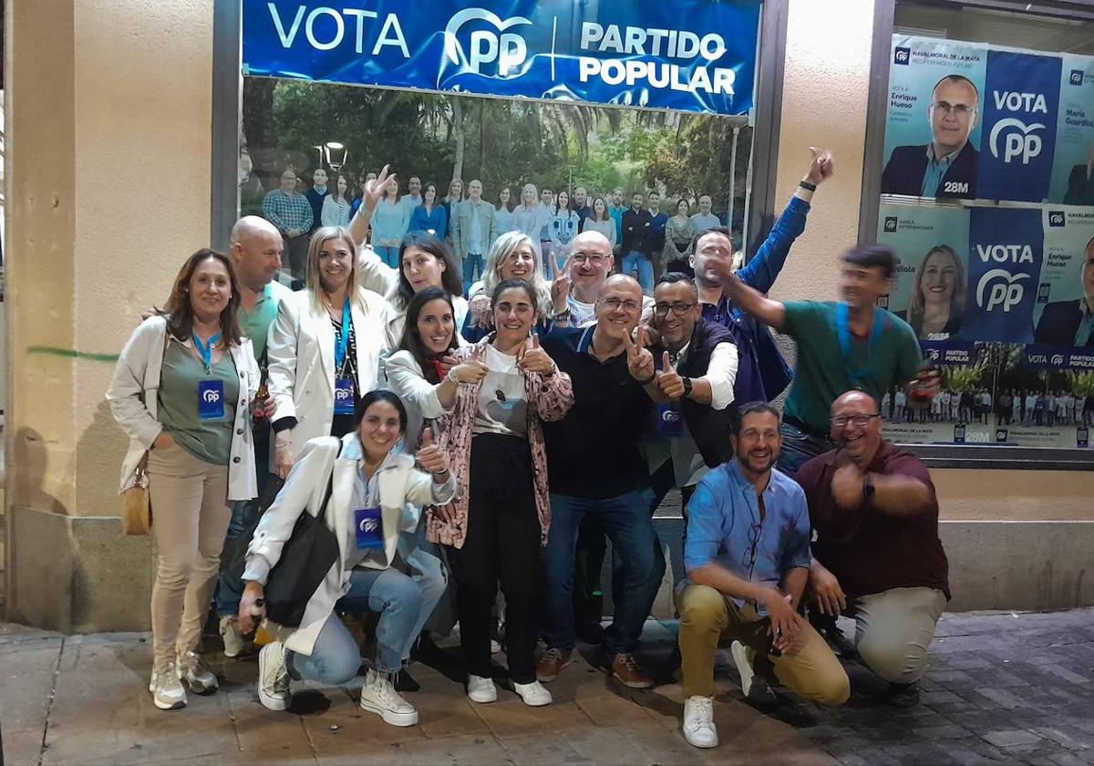 Celebración ante la sede electoral del PP