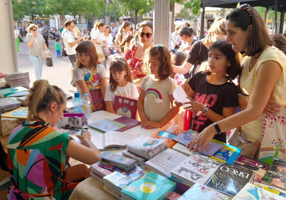 Pilar Romero firmando ejemplares en la caseta de El Encuentro