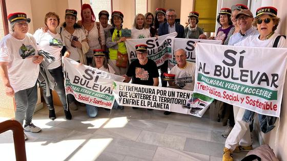 Adenex concede uno de sus premios anuales a la plataforma No al Muro