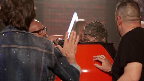 Alfred Cobami se sumerge en cemento en una hormigonera