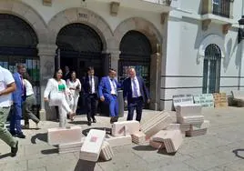 Derribo simbólico del muro por el nuevo alcalde y varios de sus concejales