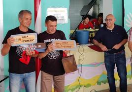 Tomás Caravaca y Cipriano Núñez con las placas que les recordarán