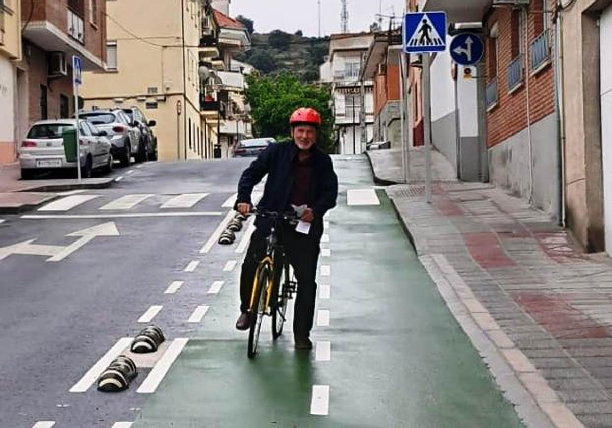 Usuario del carril bici antes de llegar a la avenida del Magisterio