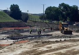 Obras en marcha junto al paso a nivel de La Paz, con el puente a la izquierda