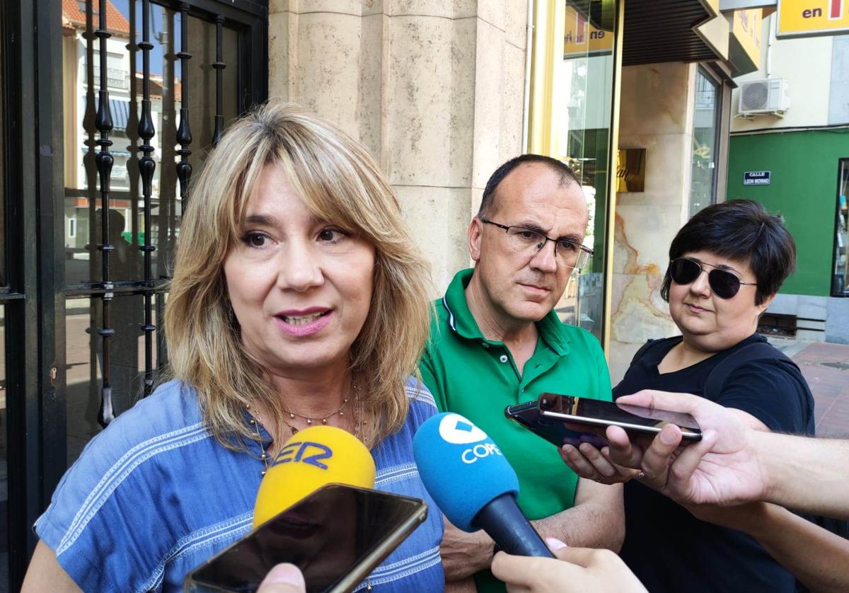 Enrique Hueso con Cristina Teniente a las puertas de la sede local del PP