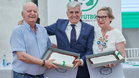 La Federación Extremeña de Fútbol reconoce la labor de la familia Torrecillas