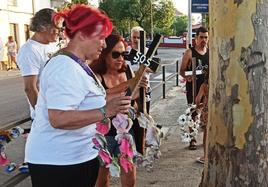 Colocación de coronas y cruces en el paso a nivel de Pablo Luengo