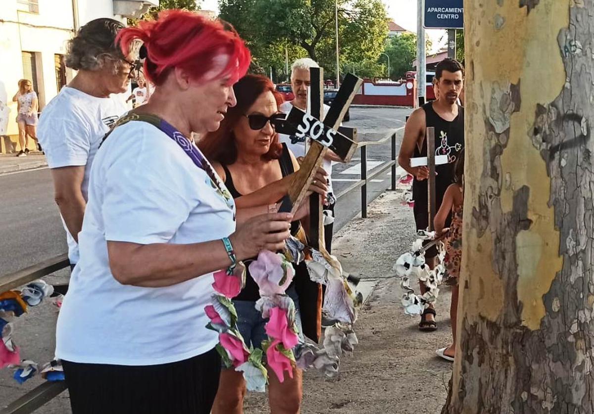 Coronas y cruces 'adornan' los árboles que se talarán por las obras del tren