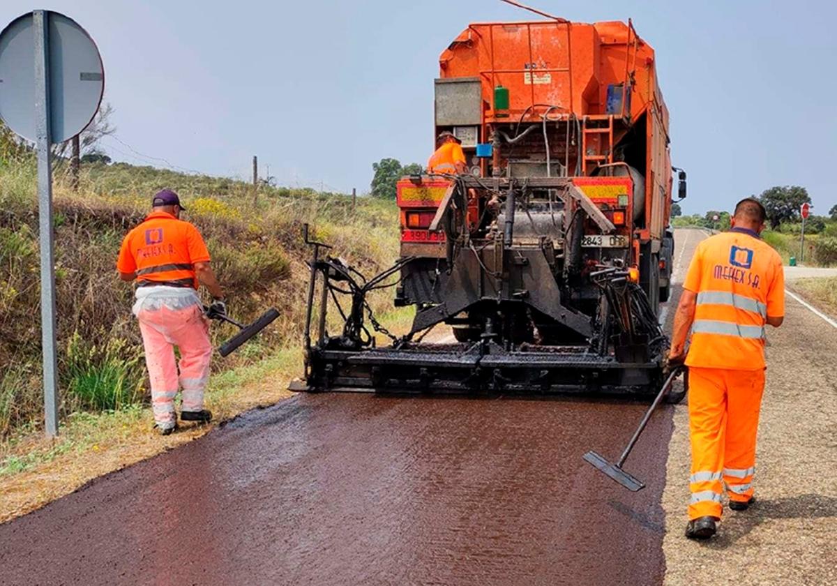 Diputación rehabilita 14 kilómetros de la carretera de Bohonal de Ibor a la presa de Valdecañas