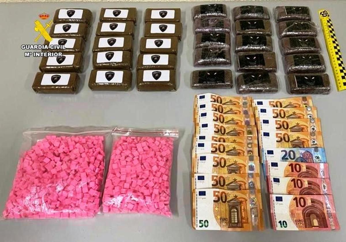 Imagen de la droga y el dinero aprehendidos