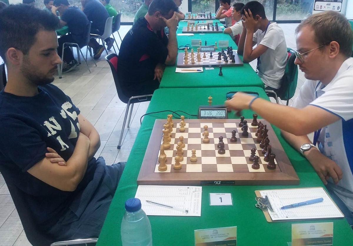 Álvaro Campos, a la izquierda, hizo tablas con Daniel Donaire, campeón del torneo