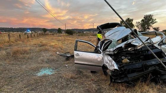 Herido grave un joven de 22 años tras una salida de vía en la carretera de Rosalejo