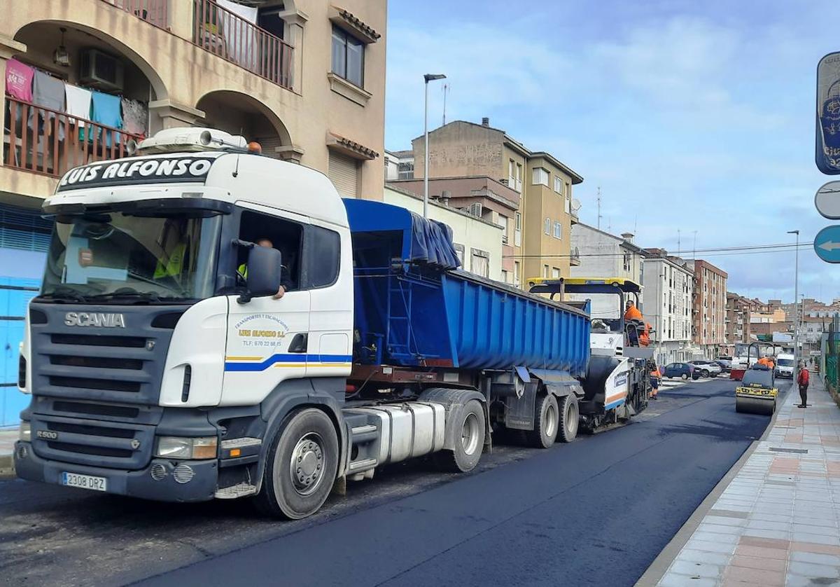 Trabajos de asfaltado en la avenida del Magisterio
