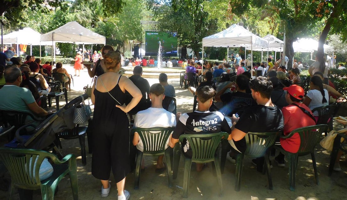 Gran ambiente en el parque para vivir la final del Mundial de fútbol femenino