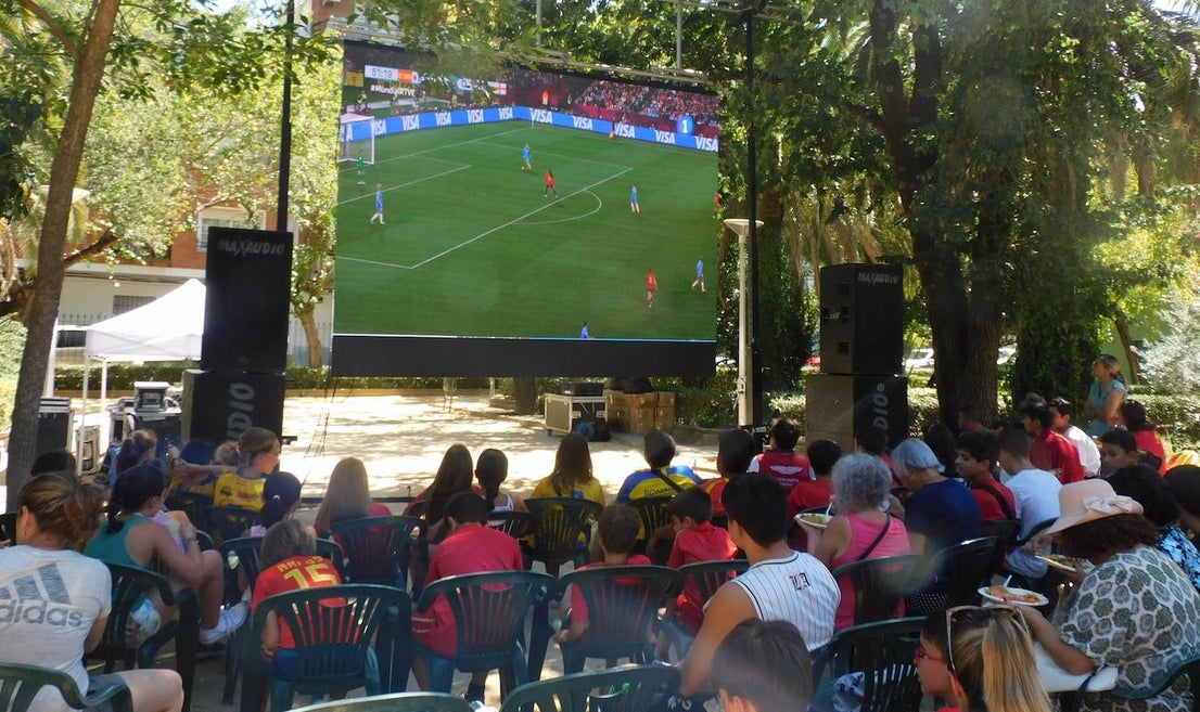 Gran ambiente en el parque para vivir la final del Mundial de fútbol femenino