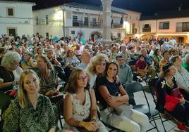 La presentación del Círculo Sagrado llena la plaza de Peraleda de la Mata