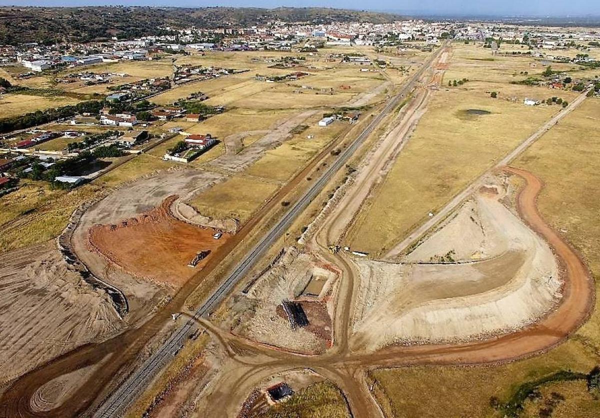 Imagen aérea de las obras del tren aproximándose al casco urbano