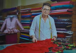 En plena faena en el taller Entretelas, situado en la calle Alberto Montero