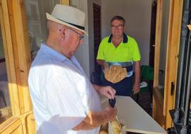 Salida de un vecino con la bolsa de pan
