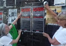 Colocación de los carteles anunciadores de la nueva movilización de No al Muro