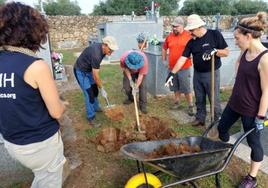 Trabajos de excavación en el cementerio de Las Casas