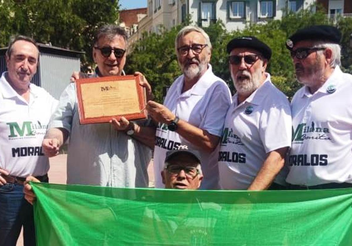 Los 'milanos', varios de ellos moralos, con Luis Landero en Madrid.