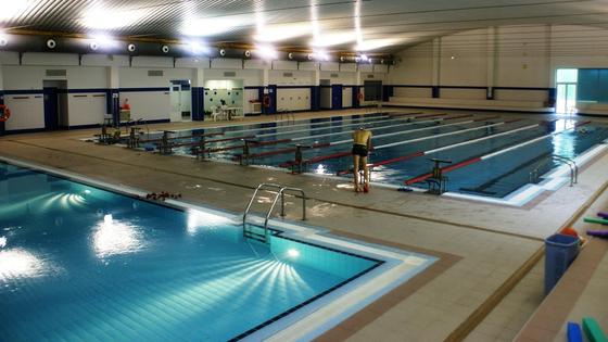 El suministro de pellet, paso previo a la reapertura de la piscina climatizada