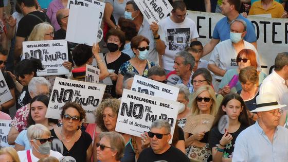La plaza de la estación acoge una nueva movilización de la plataforma No al Muro