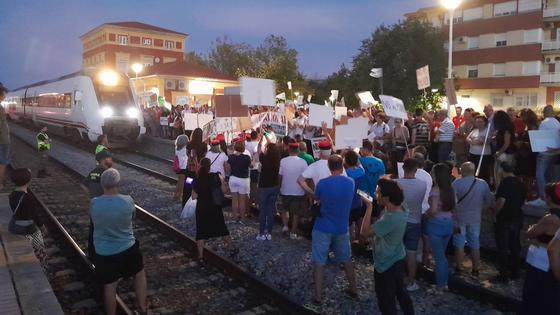 La concentración de No al Muro termina ocupando las vías