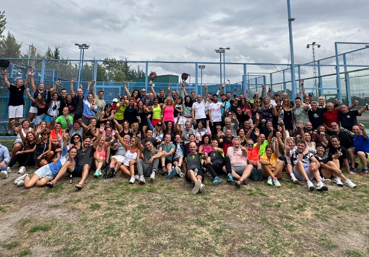 Participantes en el encuentro madrileño de pádel, que en esta ocasión ha sido mixto