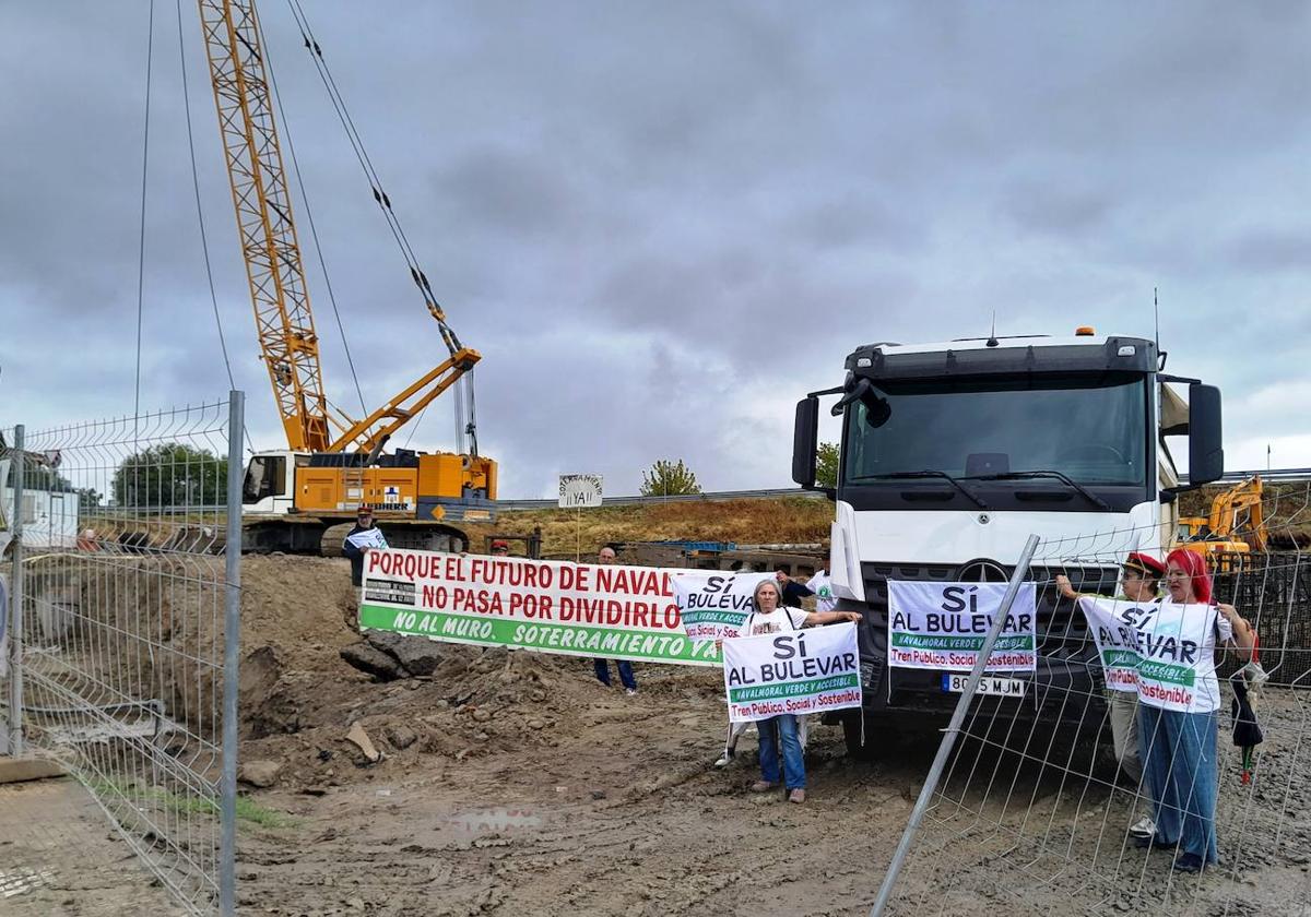 Los activistas dentro de la zona vallada por las obras