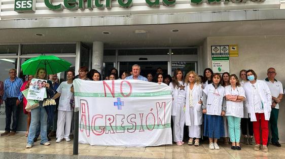 Los sanitarios vuelven a concentrarse para rechazar las agresiones y exigir seguridad