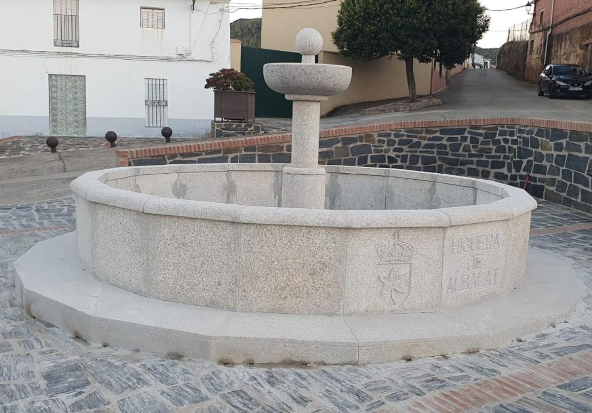 Higuera de Albalat estrena su renovada plaza del Emigrante