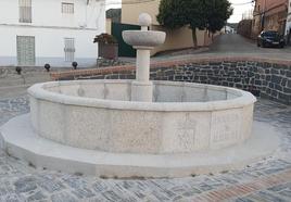 La nueva fuente con el nombre y el escudo de la población