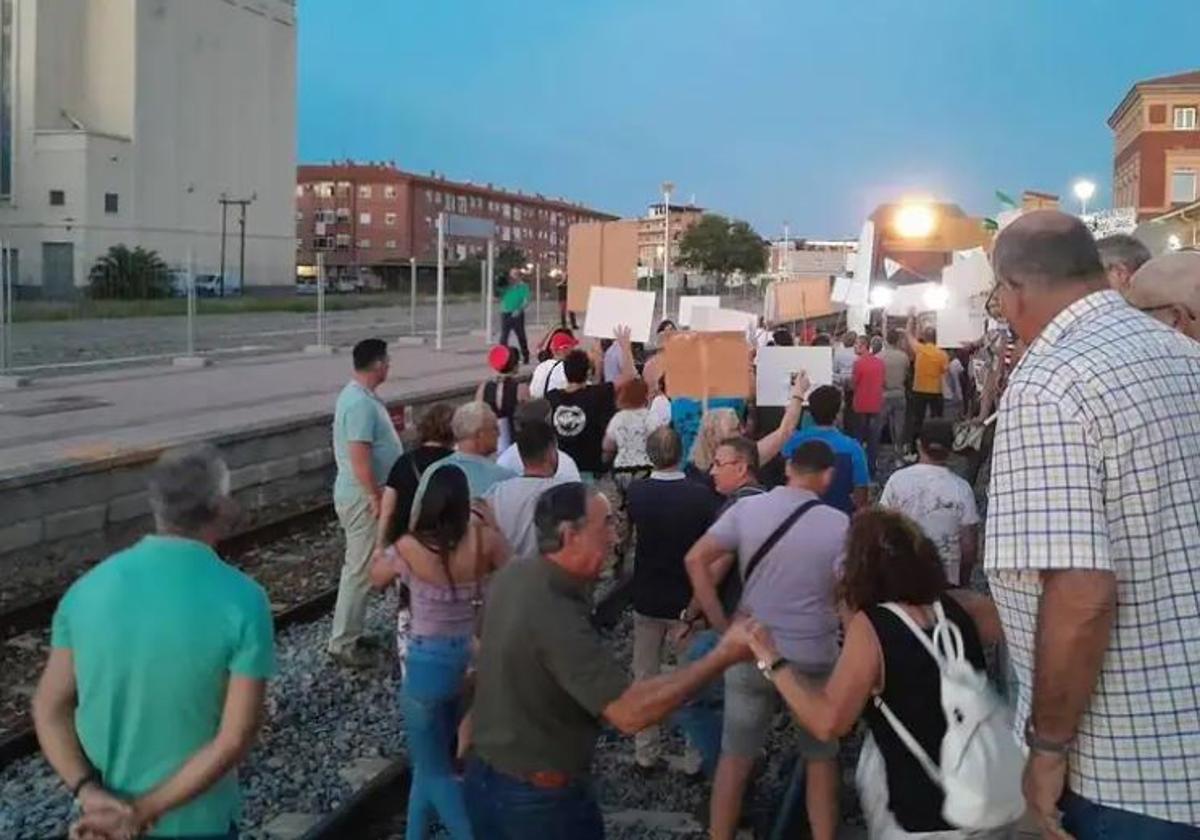 Ocupación de las vías por integrantes de la plataforma No al Muro