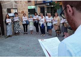 Lectura de manifiesto a las puertas de la iglesia de San Andrés