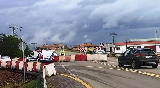Abierto el desvío alternativo de la Nacional V tras cerrarse el tramo afectado por el puente