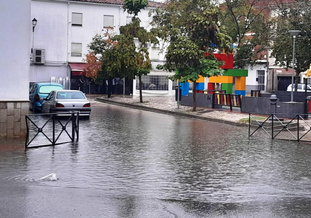 Una persistente y abundante lluvia provoca grandes acumulaciones de agua