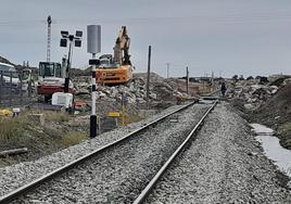 Estado de la vía en la mañana del domingo en el punto en el que se encontraba el puente