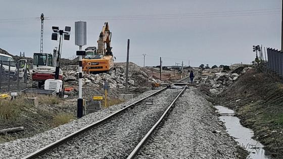 La vía queda libre de escombros para retomar el paso de los trenes