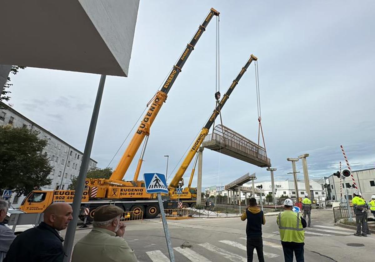 Han hecho falta dos plumas para desmontar la estructura