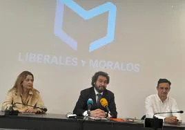 Jaime Vega entre Nuria Camacho y Roberto García
