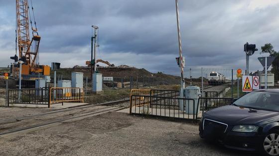 Minutos de incertidumbre ante la llegada de un tren sin las barreras bajadas